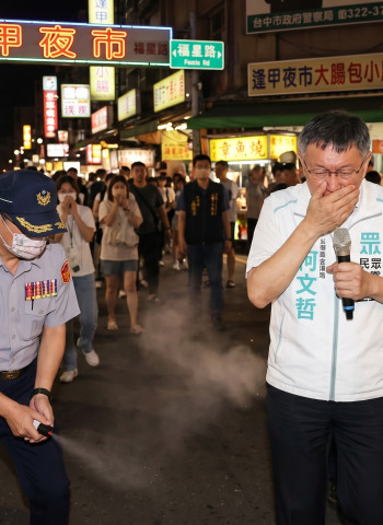 柯文哲逢甲掃街辣椒水事件逆轉！竟是分局長噴灑 記過2次送辦