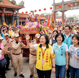 白沙屯媽祖今下午回宮安座 蔡英文合體蘇巧慧等人接駕祈福
