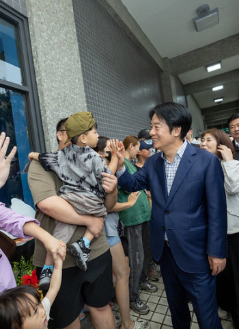 包圍縣府孩子作主！賴清德總統現身屏東　現場笑聲不斷