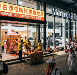 粉紅超跑再現神蹟！白沙屯媽祖駐駕賓士展示中心 網驚：被帶進去的