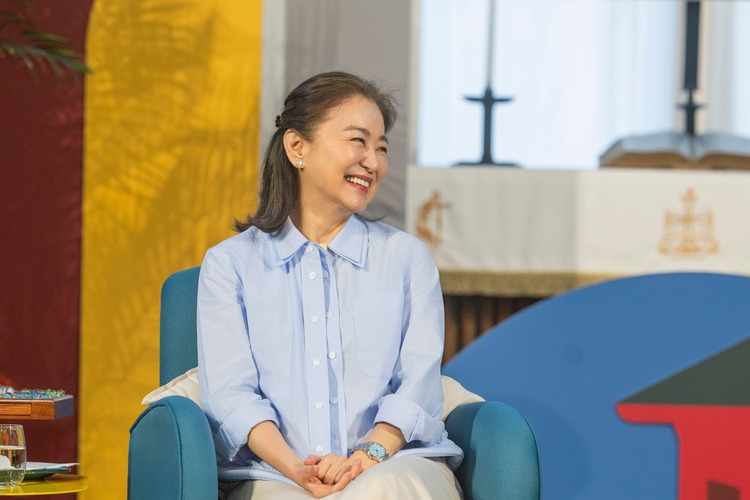 71歲林青霞香港中文大學罕見露面開講吸近3000師生　優雅現身展現白髮自然狀態掀最美老去討論