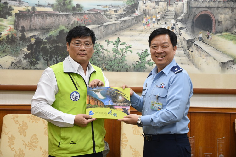 空軍第一聯隊拜會澎縣府　強化敦親睦鄰、深化軍民合作