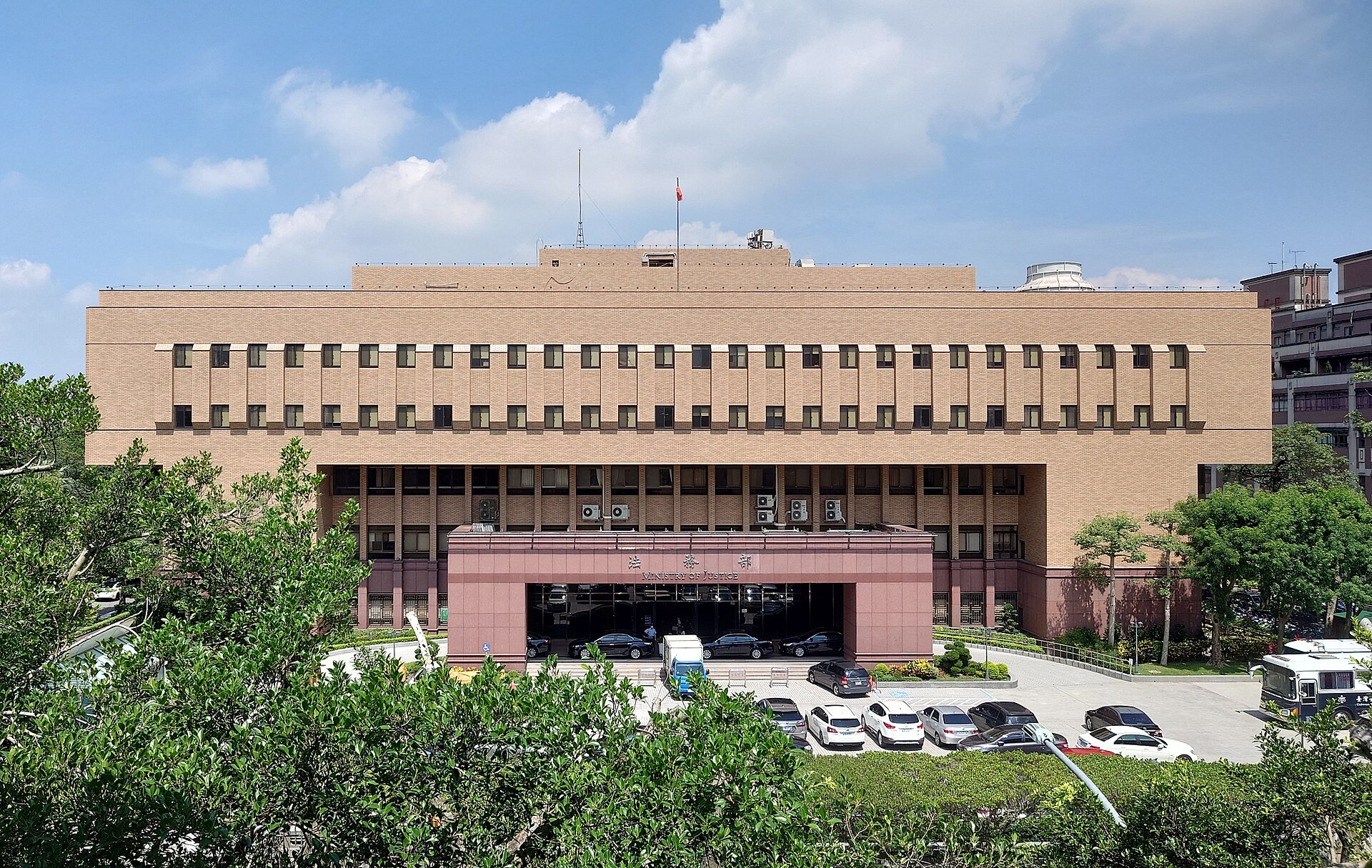 「公務員都能偷查，我們資料還安全嗎？」2812萬筆個資外洩案偵結　警員查個資、暗網交易與公務資訊漏洞曝光