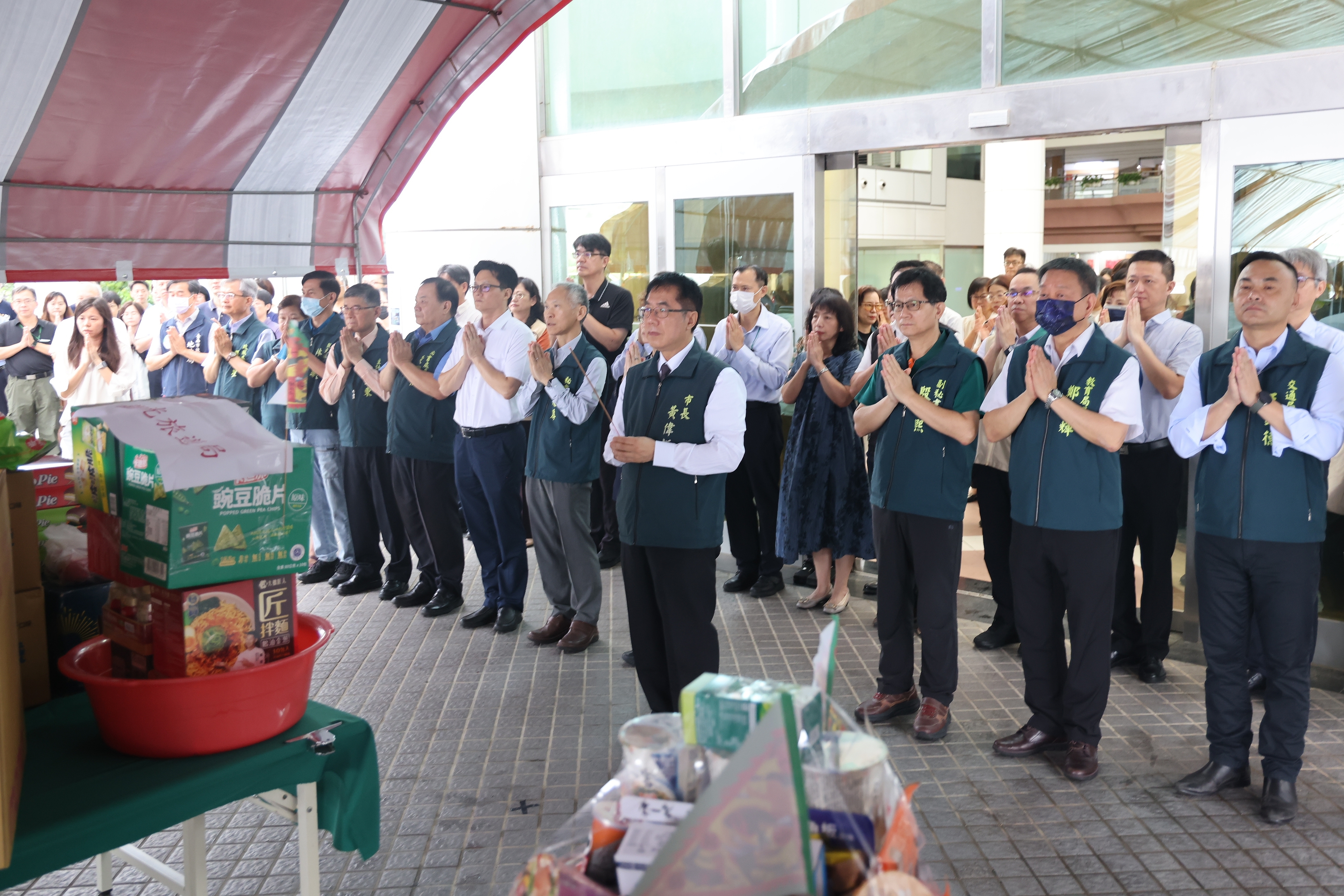 台南中元普渡拚環保又公益！黃偉哲祈市民平安　紙錢減量善款破2500萬