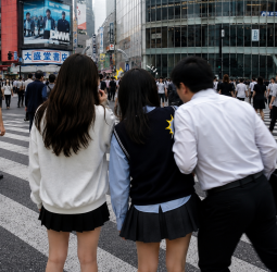 韓國女團RESCENE東京拍攝遇驚險一幕　「撞人族」現象再引關注！專家提醒：遇到這些情況要提高警覺