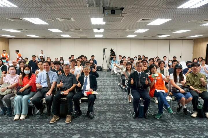 畢業季迎綠領熱潮！環境部攜104發布報告　近3萬工作數創十年新高、AI綠領需求五年翻倍