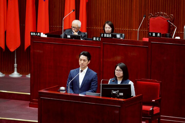 蔣萬安市長總質詢拍板無車日公車免費　敬老卡升級、國中生鮮奶補助同步上路