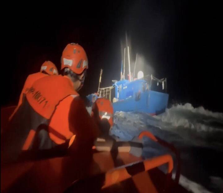 澎湖海巡強勢查扣違法作業中國漁船　中國海警現身騷擾遭監控　海巡署要求中方勿縱容越界捕魚