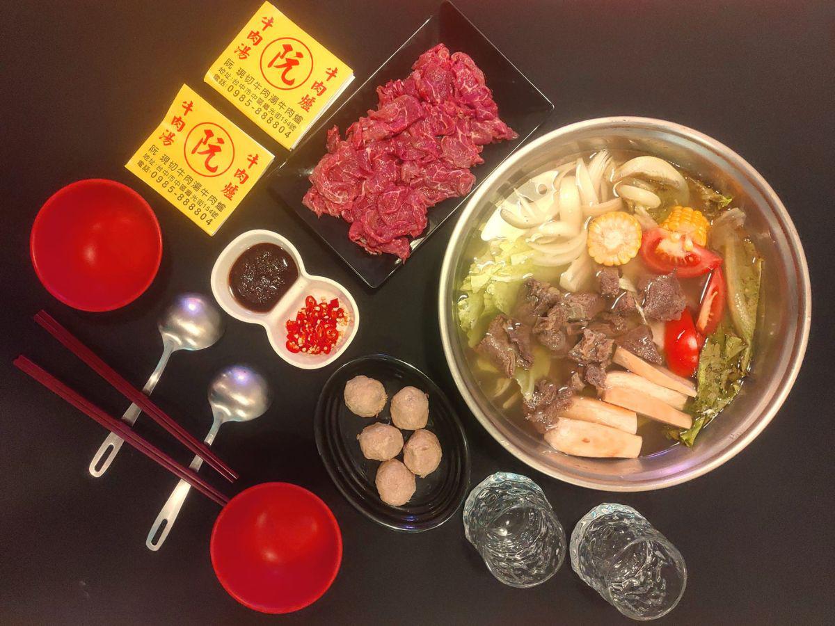 台中中區人氣牛肉爐 牛骨熬製香潤湯底 美澳和牛涮出粉嫩色澤