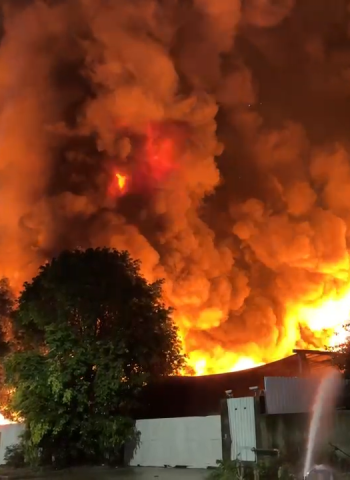 高雄岡山廢金屬廠晚間大爆炸！火光直衝夜空震撼市區