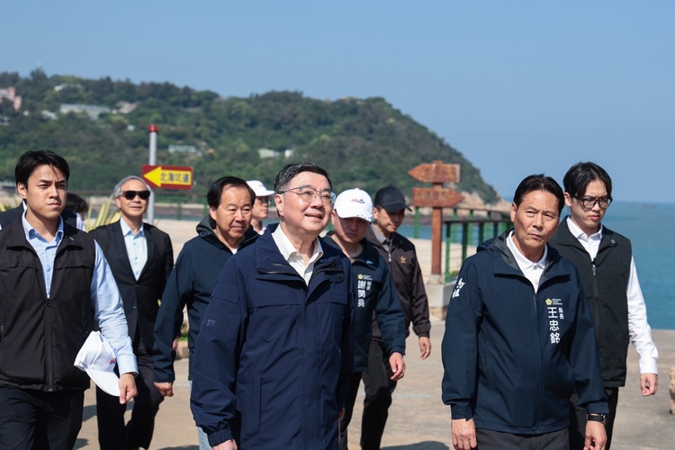 視察南竿北海坑道無障礙設施進度 行政院長卓榮泰打造友善觀光環境並保存馬祖戰地文化