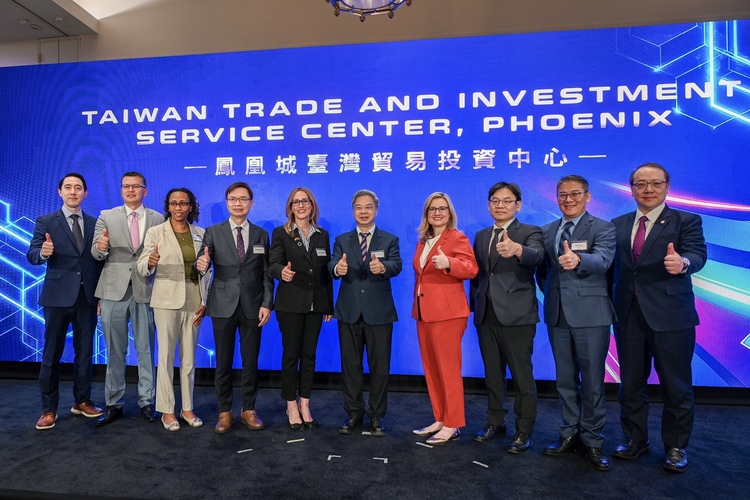 經濟部長龔明鑫美國亞利桑那州揭牌「鳳凰城臺灣貿易投資中心」 強化臺美供應鏈與海外產業聚落布局