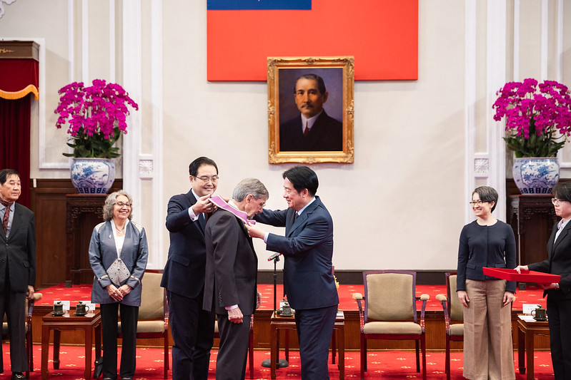 賴清德總統贈勳彭光理先生表彰對臺灣民主無私貢獻 總統府頒授大綬景星勳章