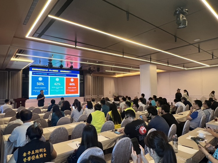 臺南市政府經發局商圈講習茶會，商發署蘇文玲、局長張婷媛、中正大學黃正魁教授與各商圈理事長交流商圈AI新趨勢