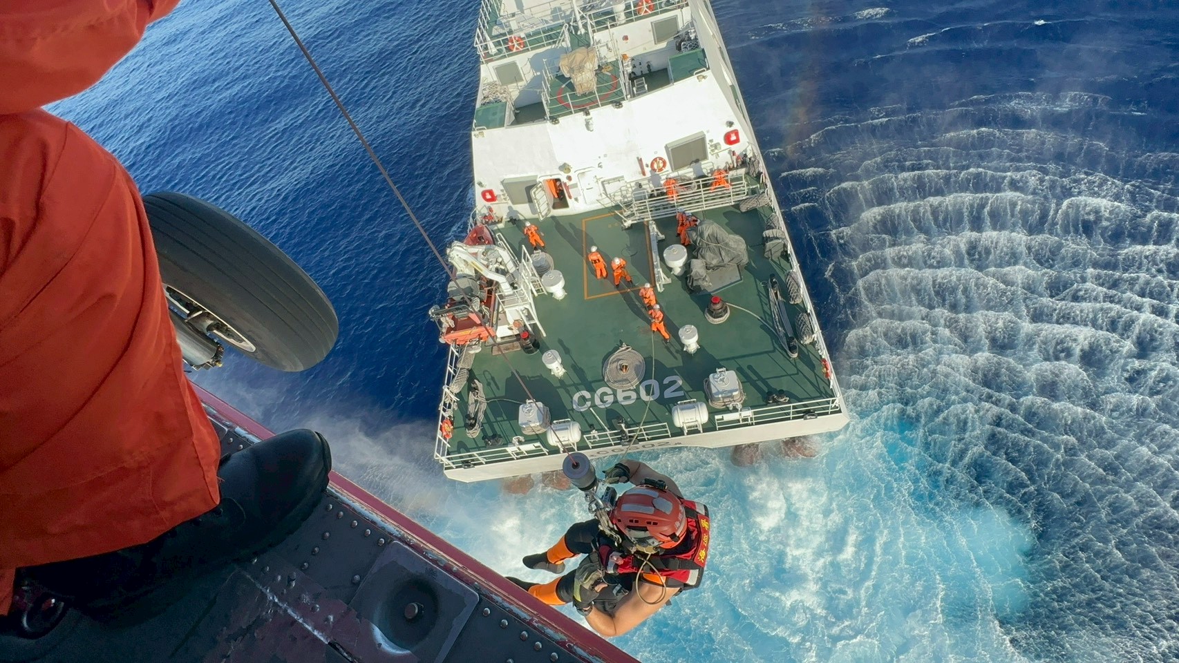 外籍漁工海上受傷　海巡署聯勤吊掛救援　黑鷹直升機緊急後送返臺