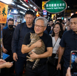 黃仁勳突現身饒河夜市！喝台啤吃玉米還抱貓 民眾暴動搶合照