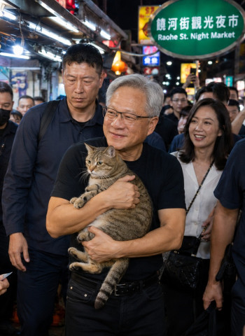 黃仁勳突現身饒河夜市！喝台啤吃玉米還抱貓 民眾暴動搶合照
