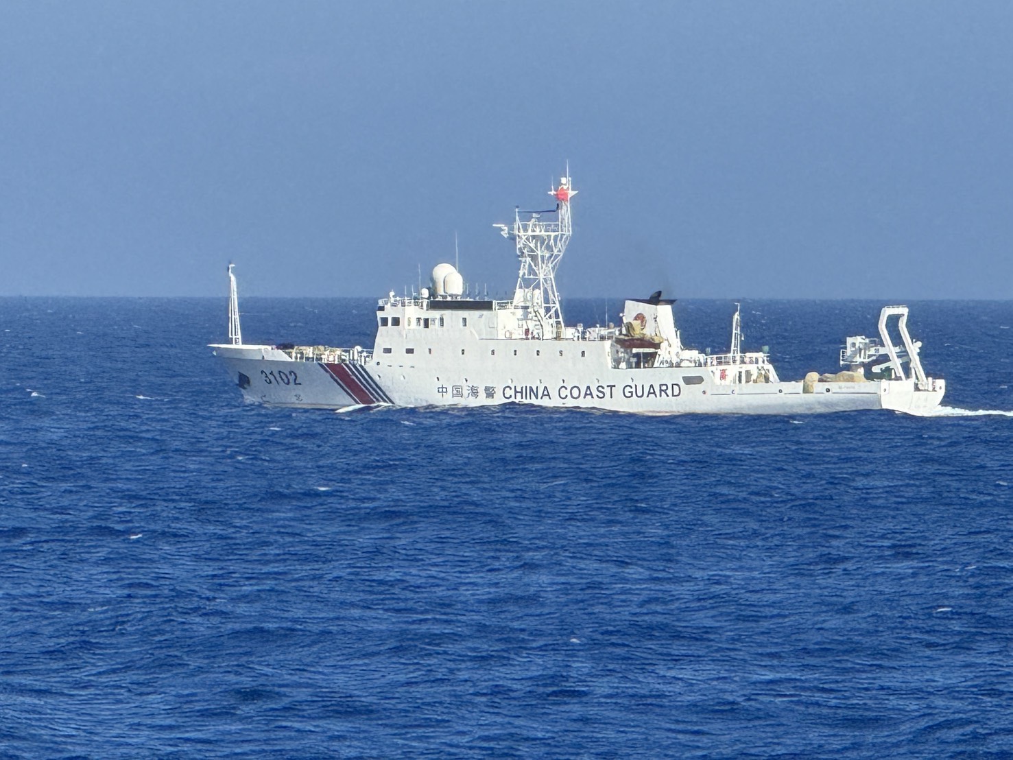中國海警船關閉AIS闖東沙限制水域　台中艦併航監控、無線電交鋒